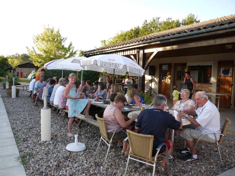 Camping Fontaine Du Roc Devillac Exterior foto