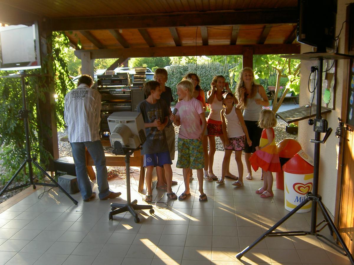 Camping Fontaine Du Roc Devillac Exterior foto