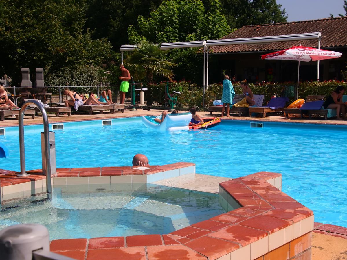 Camping Fontaine Du Roc Devillac Exterior foto